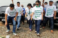 Rini mengikuti program bersih-bersih dan peduli lingkungan di area perkampungan nelayan di Muara Angke.