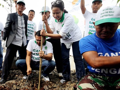 Rini Bersih-bersih dan Tanam Pohon di Muara Angke