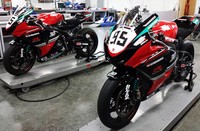 Motor balap milik Team Yoshimura Suzuki di ajang balap motor AMA Superbike diberi cat spesial. Motor itu menggunakan livery berkelir merah dan hitam mirip motor GSX-R pertama kalinya. Ist/Suzuki.