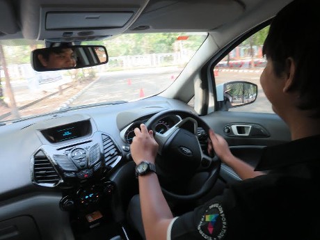 Begini Cara Aman Menyalip Kendaraan di Depan