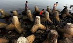 Minim Sarana Bermain, Sejumlah Anak Bermain di Dermaga Muara Angke