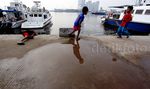 Minim Sarana Bermain, Sejumlah Anak Bermain di Dermaga Muara Angke