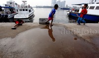 Anak-anak penduduk sekitar bermain di dermaga muara angke yang menjadi tempat bersandarnya kapal-kapal dikawasan tersebut.     