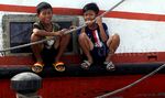 Minim Sarana Bermain, Sejumlah Anak Bermain di Dermaga Muara Angke