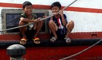 Minimnya sarana bermain di kawasan itu, sejumlah anak harus bermain dipingir pantai yang sangat berbahaya bagi anak-anak.