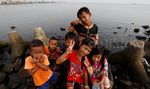 Minim Sarana Bermain, Sejumlah Anak Bermain di Dermaga Muara Angke