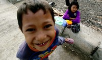 Meski mereka hanya bermain seadanya tanpa ada sarana bermain yang memadai dikawasan tersebut, namun senyuman tetap menghiasi hari mereka.