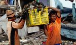 Dinas Kebersihan Bersihkan Sampah Muara Angke