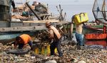 Dinas Kebersihan Bersihkan Sampah Muara Angke