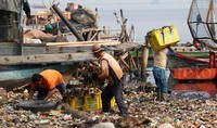 Kawasan Muara Angke selama ini terkenal dengan kawasan kumuh yang dipenuhi oleh limbah sampah.     