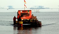 Dinas Kebersihan Provinsi DKI Jakarta dengan menggunakan perahu, membersihkan limbah sampah yang berada dipinggir laut di kawasan Dermaga Muara Angke.