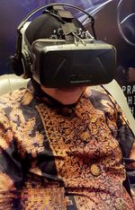 Risma Jajal Serunya Virtual Reality di Popcon Asia 2015