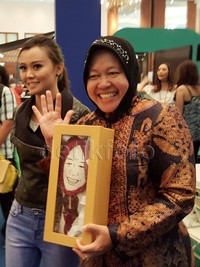 Wali Kota Risma juga memperoleh suvenir bergambar dirinya dari peserta.