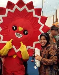Wali Kota Risma menyapa maskot Popcon Asia 2015.