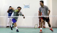 Bambang bermain bulu tangkis bersama mantan atlet bulutangkis nasional Taufik Hidayat dan Rudi Hartono, di Kantor Dijen Bea, Cukai, Rawamangun, Minggu (09/08/2015).     