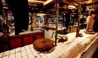 Kios pedagang daging tampak kosong melompong.