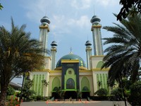 Masjid Agung Al Barkah terletak di Jalan Veteran, tepat berseberangan dengan RSUD Kota Bekasi. Ini adalah salah satu masjid termegah sekaligus yang paling dibanggakan warga Bekasi (Sastri/detikTravel)
