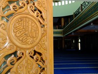 Meski sudah direnovasi, ciri khas arsitektur Arab masih tampak jelas. Delapan buah daun pintu di masjid ini terbuat dari kayu jati, lengkap dengan kaligrafi, yang didatangkan langsung dari Jepara (Sastri/detikTravel)
