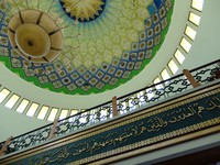 Di bagian bawah kubah terdapat kaligrafi 99 nama Allah (Asmaul Husna). Masjid ini juga punya 4 menara yang masing-masing menjulang setinggi 35 meter (Sastri/detikTravel)