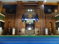 Bagi Anda warga Bekasi atau traveler yang kebetulan singgah di kota ini, tak ada salahnya mampir ke Masjid Agung Al-Barkah. Salat di dalamnya terasa sangat sejuk dan khusyu (Sastri/detikTravel)