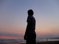 Semburat warna di langit Pelabuhan Ratu saat sunset menjadi latar foto yang cantik (Sastri/detikTravel)