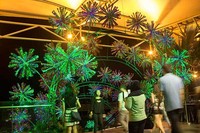Jika datang pada malam hari, suasana pun semakin cantik dengan kehadiran lampu warna-warni dengan berbagai motif dan bentuk. Saking indahnya, tidak sedikit pengunjung yang foto-foto (Randy/detikTravel)