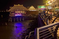 Salah satu restoran yang berada di sisi kanan waterfront Baywalk Mall Pluit. Rumah makan yang merupakan spesialis seafood ini hampir selalu ramai dikunjungi pengunjung (Randy/detikTravel)