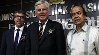 Juha Christensen, Pieter Faith, dan Hafid Abbas foto bersama usai memberikan keterangan.