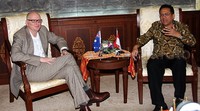 Irman Gusman dan Paul Grigson berbincang membahas hubungan bilateral kedua negara. Pool/Lamhot Aritonang/detikFoto.