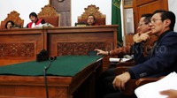 Ketua majelis hakim Haswandi memutus perkara Niet Ontvankelijk Verklaard atau N.O alias tak dapat diterima. Dengan kata lain JIS lolos dari gigatan Rp 1,6 triliun. Pool/Lamhot Aritonang/detikFoto.