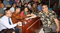 Pendukung JIS bersalaman usai mendengarkan putusan hakim. Pool/Lamhot Aritonang/detikFoto.
