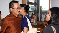 Kuasa hukum JIS mendapat ucapan selamat. Pool/Lamhot Aritonang/detikFoto.