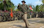 Saat Marinir AS Ikut Lomba Panjat Pinang dan Balap Karung