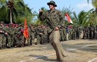 Prajurit Marinir AS mengikuti lomba balap karung. Ist/dok Marinir.