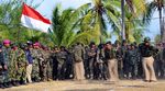 Saat Marinir AS Ikut Lomba Panjat Pinang dan Balap Karung