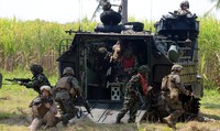Sebelum melakukan acara fun game, pasukan Marinir dan US Marine melaksanakan latihan penyerbuan sasaran yang dikuasai musuh di Pantai Banongan. Ist/dok Marinir.