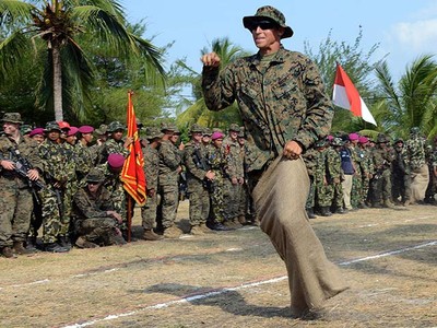 Saat Marinir AS Ikut Lomba Panjat Pinang dan Balap Karung