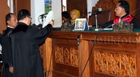 Ketua Tim Kuasa Hukum Kaligis, Humphrey Djemat, menganggap permintaan KPK tersebut tidak beralasan. Ia berkata, pengadilan telah memanggil komisi antikorupsi dengan patut dan laik. Lamhot Aritonang/detikFoto.