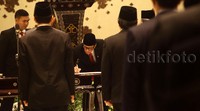 Menteri Hukum dan HAM Yasonna Laoly menandatangani surat pelantikan Ronny F Sompie sebagai Dirjen Imigrasi Kementrian Hukum dan HAM.