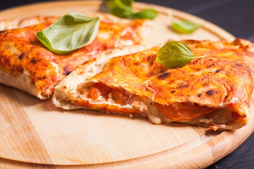Nyam! Enaknya Malam Ini Menyantap Calzone yang Gurih