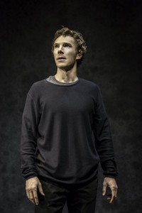 Ini penampilannya di serial 'Hamlet' karya William Shakespeare. REUTERS/Johan Persson.