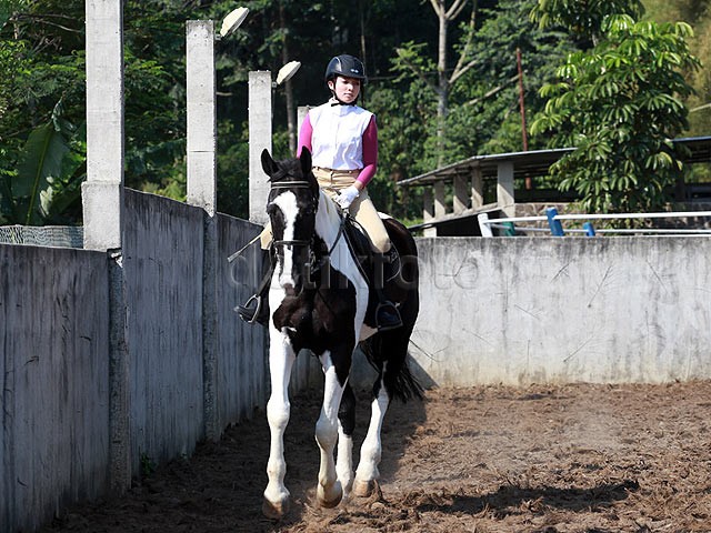 Mengintip si Seksi Manda Cello Berkuda