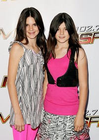 Hadir bersama Kendall Jenner, Kylie (kanan) tampak sangat lugu dan polos saat hadir di acara konser Wango Tango KIIS-FM pada 2008 silam. (Noel Vasquez/Getty Images)