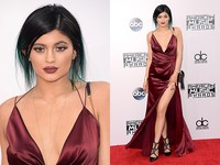 Saat hadir di acara American Music Awards 2014 pada 23 November 2014, Kylie tampak sangat seksi dan dewasa, membuat seluruh perhatian tertuju padanya. (Jason Merritt/Getty Images)