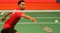 Tommy bertarung melawan tunggal Spanyol Pablo Abian di Kejuaraan Dunia Bulutangkis 2015.