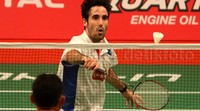     Pablo Abian berusaha mengembalikan shuttlecock saat melawan Tommy Sugiarto.