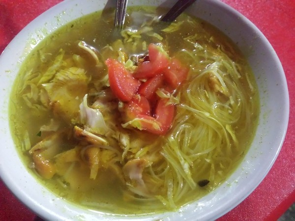 Jajan Soto Ayam Gurih Mantap di Warung Sedap Malam Surabaya