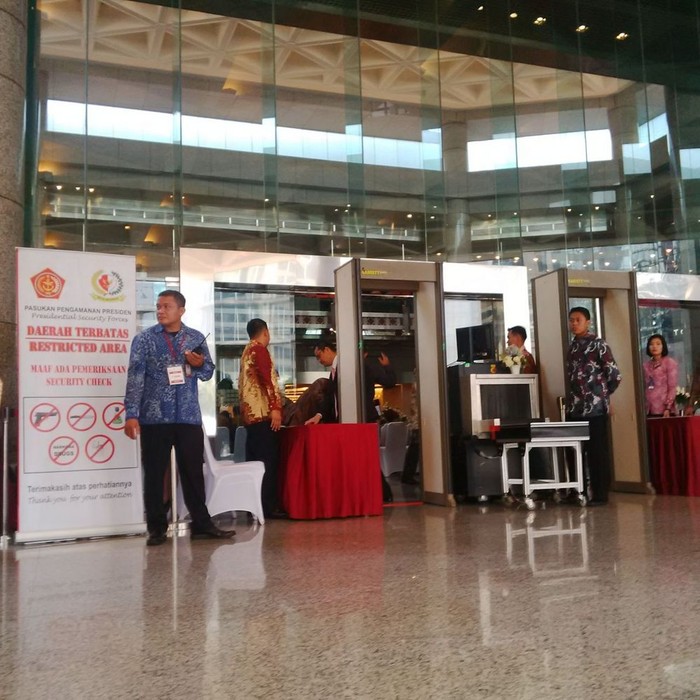 Ada Jokowi di BEI, IHSG Dibuka Menipis 8 Poin