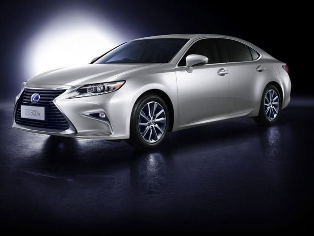 Lexus ES Tampil Menawan