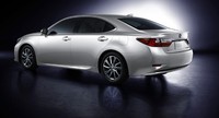 Untuk meningkatkan kenyamanan pelanggan, Lexus kembali menyegarkan penampilan sedan Lexus ES dengan menyempurnakan desain eksterior dan interior khas Lexus. Pool/dok. Lexus.